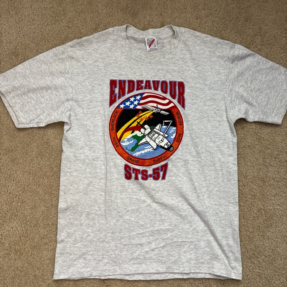 Vintage 90s Jerzees Light Gray Endeavour STS-57 Graphic Tee